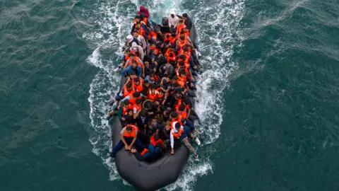 Reuters Een overbeladen boot in het Kanaal