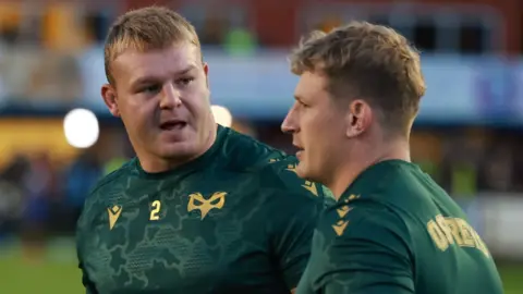Dewi Lake speaks to Jac Morgan before a game
