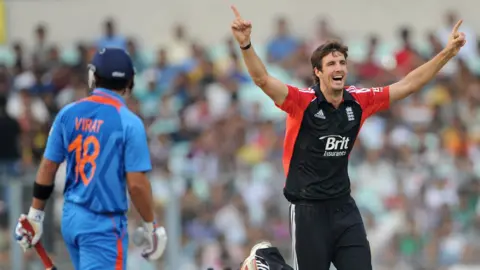 Steven Finn celebrates removing Virat Kohli