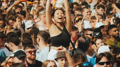 Giulia Spadafora Crowd of music fans