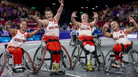 Getty Images Joy Haizelden, Jade Atkin, Lucy Robinson y Charlotte Moore, de Inglaterra, posan para las fotos tras el partido por la medalla de oro contra el equipo de Escocia durante la final de baloncesto en silla de ruedas 3x3 femenino en el sexto día de los Juegos de la Commonwealth de Glasgow 2026 en el SEC Centre el 29 de julio de 2026 en Glasgow, Escocia.