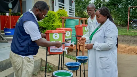 Azaria Muhongya/Oxfam Distribution of handwashing stations at the Shari Health Centre.
