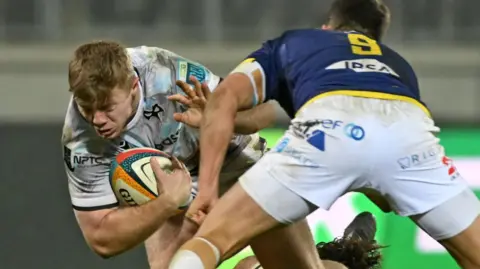 Kieran Williams is tackled by a Zebre player