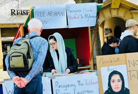 Parwana Ibrahimkhail Nijrabi Parwana 在一个摊位上为阿富汗妇女争取自由
