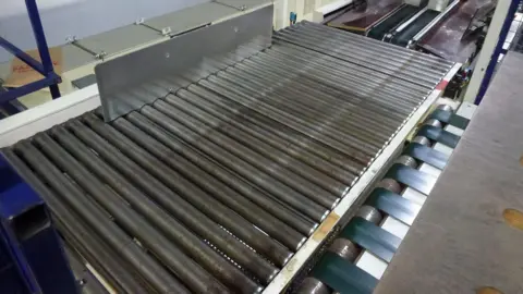 HSE Close-up of a machine with metal rollers.