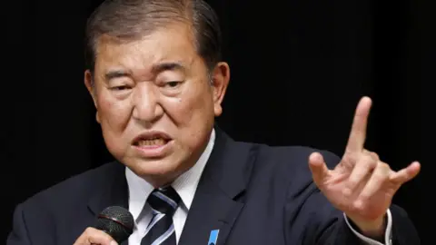 Reuters Der japanische Premierminister Shigeru Ishiba hält am 24. Oktober 2024 in Toyonaka, Präfektur Osaka, Japan, eine Wahlkampfrede für die bevorstehenden Parlamentswahlen.