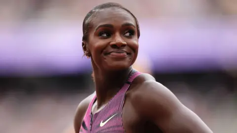 A PA Media Dina Asher-Smith fica a 200 metros depois das mulheres durante o atletismo de Londres no London Stadium.