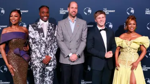 Getty Images Prince William posing on the Earthshot green carpet with award hosts Bonang Matheba, Billy Porter, Robert Irwin and Nomzamo Mbatha 