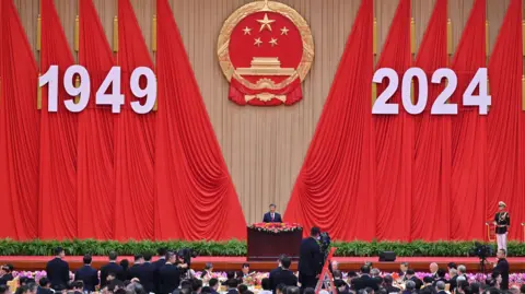 Getty Images Presiden Tiongkok Xi Jinping berbicara pada resepsi Hari Nasional pada malam peringatan 75 tahun berdirinya Republik Rakyat Tiongkok.