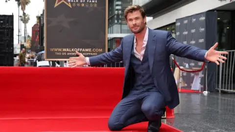 Chris Hemsworth with open arms on the red carpet
