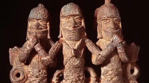 Wereldmuseum A Benin Bronze sculpture of three people 