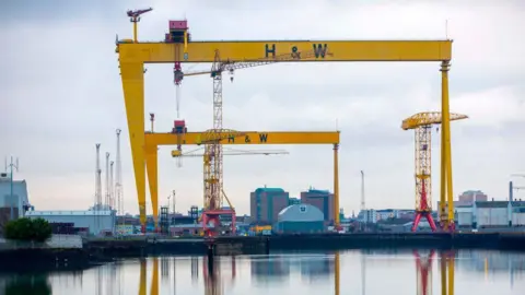 貝爾法斯特的 Harland & Wolff 起重機，圖片最前方是碼頭區