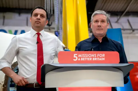 PA Media Anas Sarwar y Sir Keir Starmer en un evento político