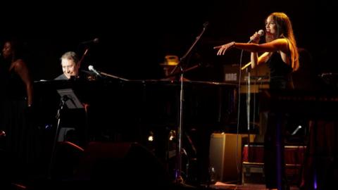 Sumudu Jayatilaka on stage with Jools Holland