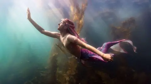 Daan Verhoeven Lukas Stevenson under water wearing a mermaid tail