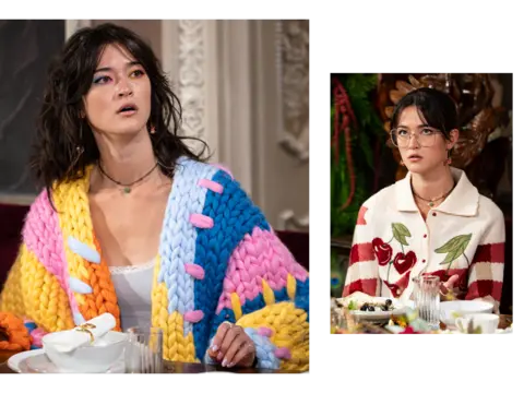 Duas fotos de Jade com seus suéteres de tricô brilhantes, um em amarelo, rosa e azul e outro com estampas de cereja