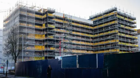 Getty Images Fire Safety Remediation Works - Termasuk penghapusan kelongsong bahan komposit aluminium berbahaya di Nova House di Slough pada 12 Januari 2022 di Slough. 