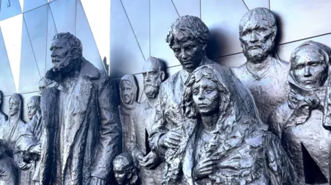 BBC Memorial di St Petersburg untuk korban Soviet dari Nazi selama Perang Dunia Kedua 