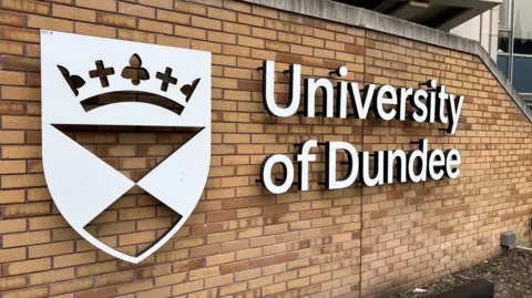 A sign saying University of Dundee
