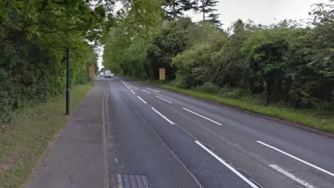 Kenilworth Road: Driver Dies After Crashing Into Ditch