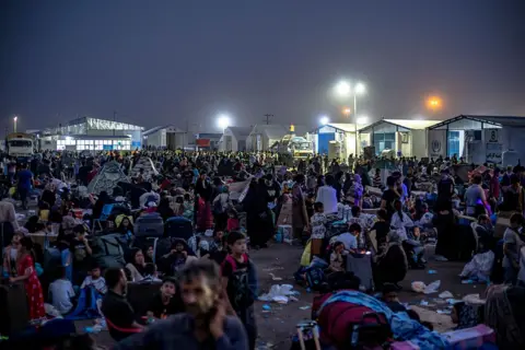 Getty Images refugiados afegãos na fronteira, após a depração em massa do Irã.