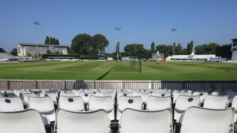 Desde Rex Stands hasta Derbyshire CCC Ground presentado, incluidas tres vistas de Floodlight