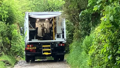 A bomb disposal unit on Delaware Road, in Drakewalls