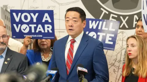 Getty Images Dân biểu Gene Wu, D-Houston, phát biểu trong buổi họp báo về việc cử tri bị đình chỉ đăng ký trước cuộc bầu cử tháng 11 sắp tới vào thứ năm, ngày 29 tháng 8 năm 2024