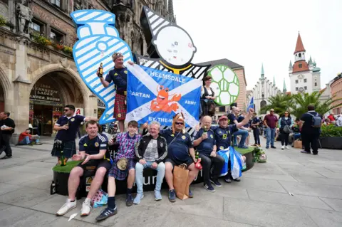 PA Fans in Marienplatz