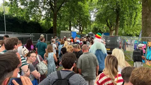 Queues on the Tafwyl site itself.