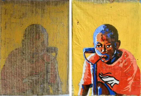 Stary Mwaba Medium: acrílico en periódicos perforados. Las pinturas reflejadas de un niño con una camiseta naranja sentada que se inclina sobre su rodilla sobre la que le apoyan su pala. El fondo es amarillo.