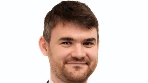 Linz Darlington Linz Darlington is an unshaved man with a brown beard and dark hair