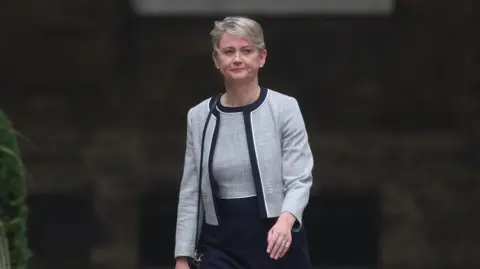 Neil Hall/EPA Yvette Cooper przed Downing Street