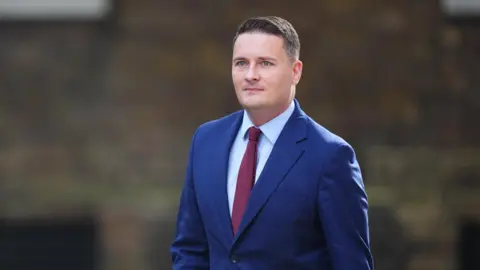 PA Media Health Secretary Wes Streeting arriving at number 10 Downing Street, wearing a blue suit.