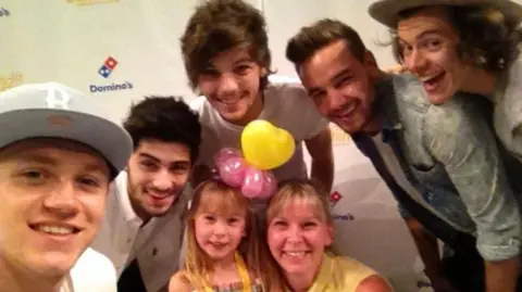 Beth Lewis Beth Lewis met One Direction en haar moeder