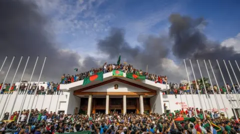 EPA People gather around the residence of Bangladeshi prime minister in Dhaka, Bangladesh, 05 August 2024. 