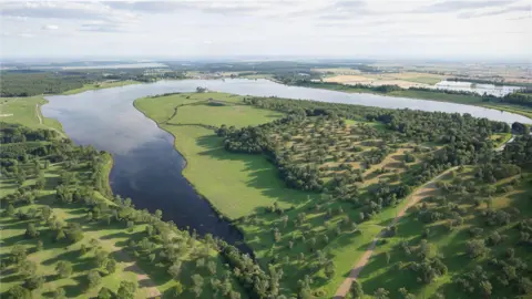 A crescent-shaped reservoir seen from above in a computer-generated image.