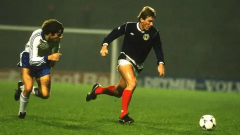 Getty Images está jogando futebol na Escócia em 1985 Kenny Dalgish