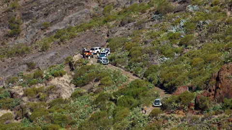 Reuters The Guardia Civil agents and volunteers during the search for the young Briton Jay Slater in the Masca ravine, on the island of Tenerife.