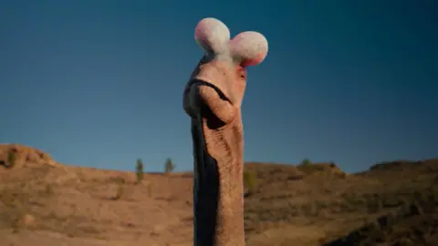 Lusotitan with two inflatable sacs protruding from his head