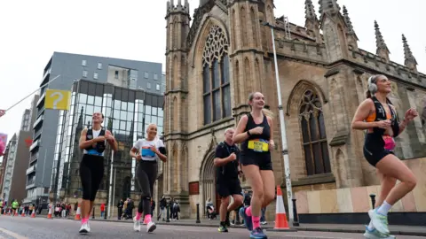 AJ Bell Great Scottish Run  Runners going through the streets of Glasgow