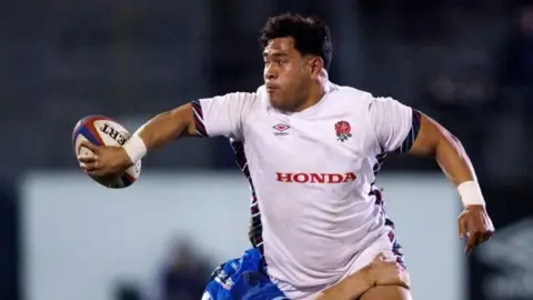 Kepu Tuipulotu throwing an out-the-back-door offload