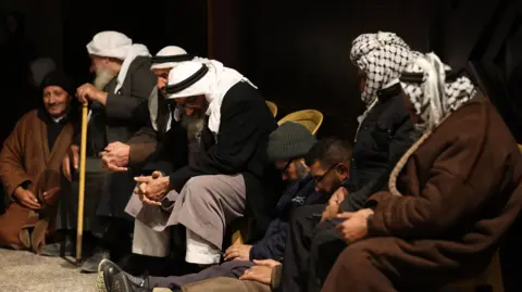 EPA Palestina menunggu pembebasan kerabat mereka dari penjara Israel, di pusat budaya di Ramallah, di Tepi Barat yang diduduki (23 Februari 2025)