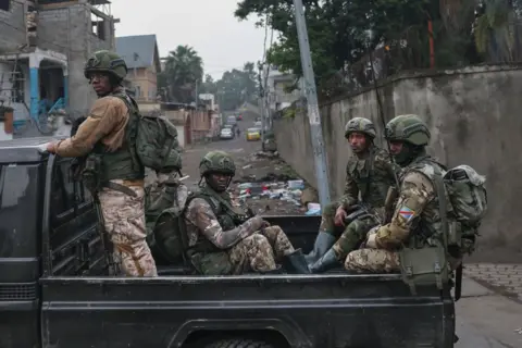 Four Agence France -Pressers who dressed in camouflage were sitting behind a pickup truck from Goma, Dr. Congo