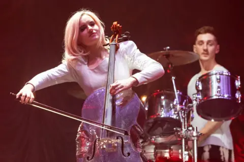 Getty Images Grace Chatto toca violoncelo em show com Clean Bandit