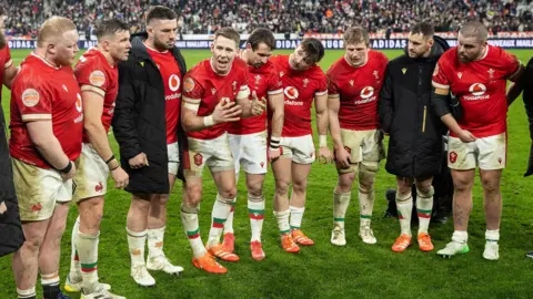 Liam Williams addresses the players after a 43-0 defeat in France