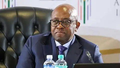 Foto da cabeça e ombros de Mbuiseli Madlanga testemunhando na Comissão Gallo via Getty Images.