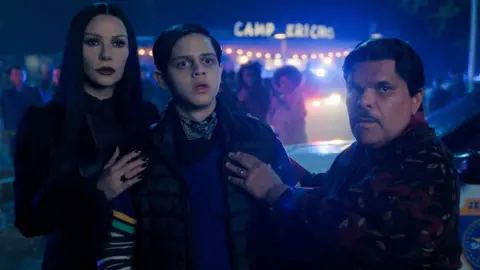 Netflix Catterine Zeta-Jones in the role of Morticia Addams, Isaac Orduniz in the role of Pugsley Addams, Luis Josman in the role of Gomez Ayda in the second season of Wednesday.