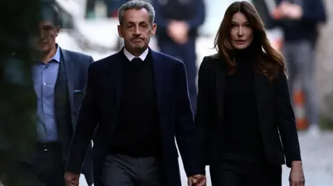 Reuters Taab El presidente francés, Nicolasyozy, abandonó durante un año su casa con su esposa Carat Bangcozy en la posición de su pueblo, en París Tapi 215.