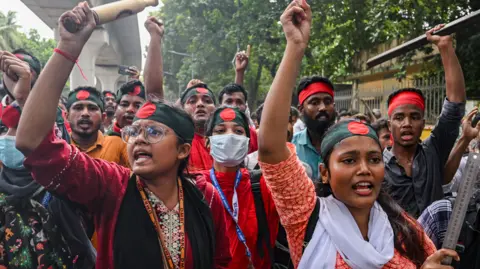 Getty Images Demonstranten blokkeren het Shahbagh-kruispunt tijdens een protest in Dhaka, Bangladesh, op 4 augustus 2024, en eisen gerechtigheid voor slachtoffers die zijn gearresteerd en gedood bij recent geweld in het hele land tijdens anti-quotaprotesten